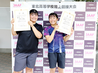 共に3位入賞　志津川高　ハンマー投げ　阿部奈緒さん（左）　棒高跳び　山内サクラさん（右）