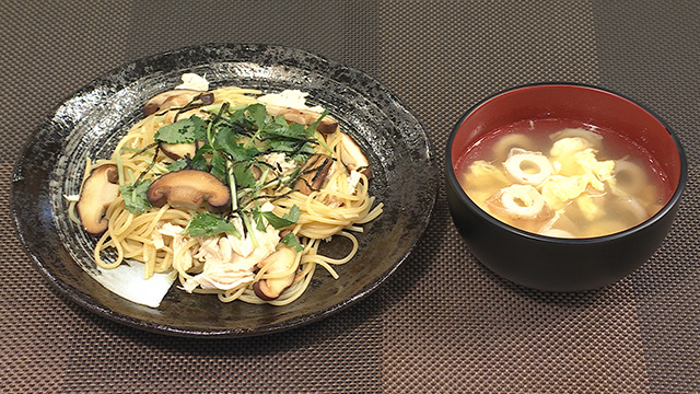 レンジ蒸し鶏の和風パスタ　卵と竹輪のスープ